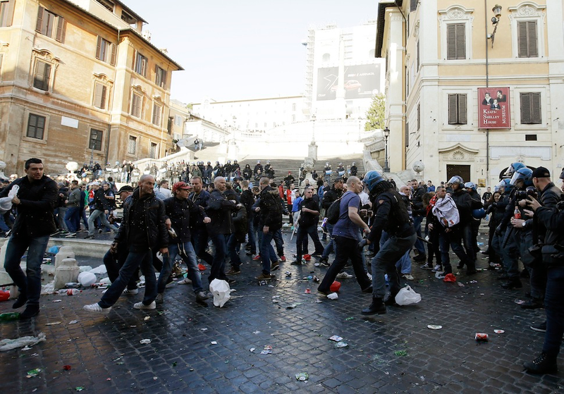 Illustration for article titled Dutch Soccer Hooligans Running Wild, Clashing With Riot Police In Rome